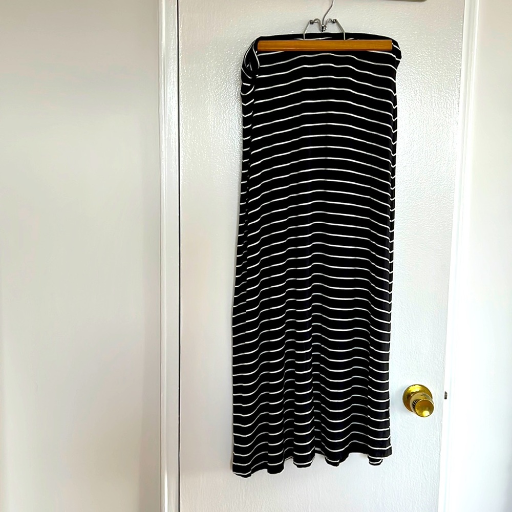 Kensie Maxi all seasons A line skirt.  95% viscose 5% spandex. Size L. Like new